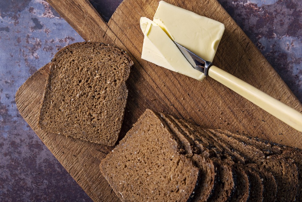 Pão integral e manteiga — Foto: Istock Getty Images