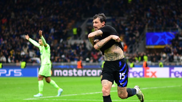 Acerbi comemora o gol marcado pela Inter de Milão contra o Barcelona
