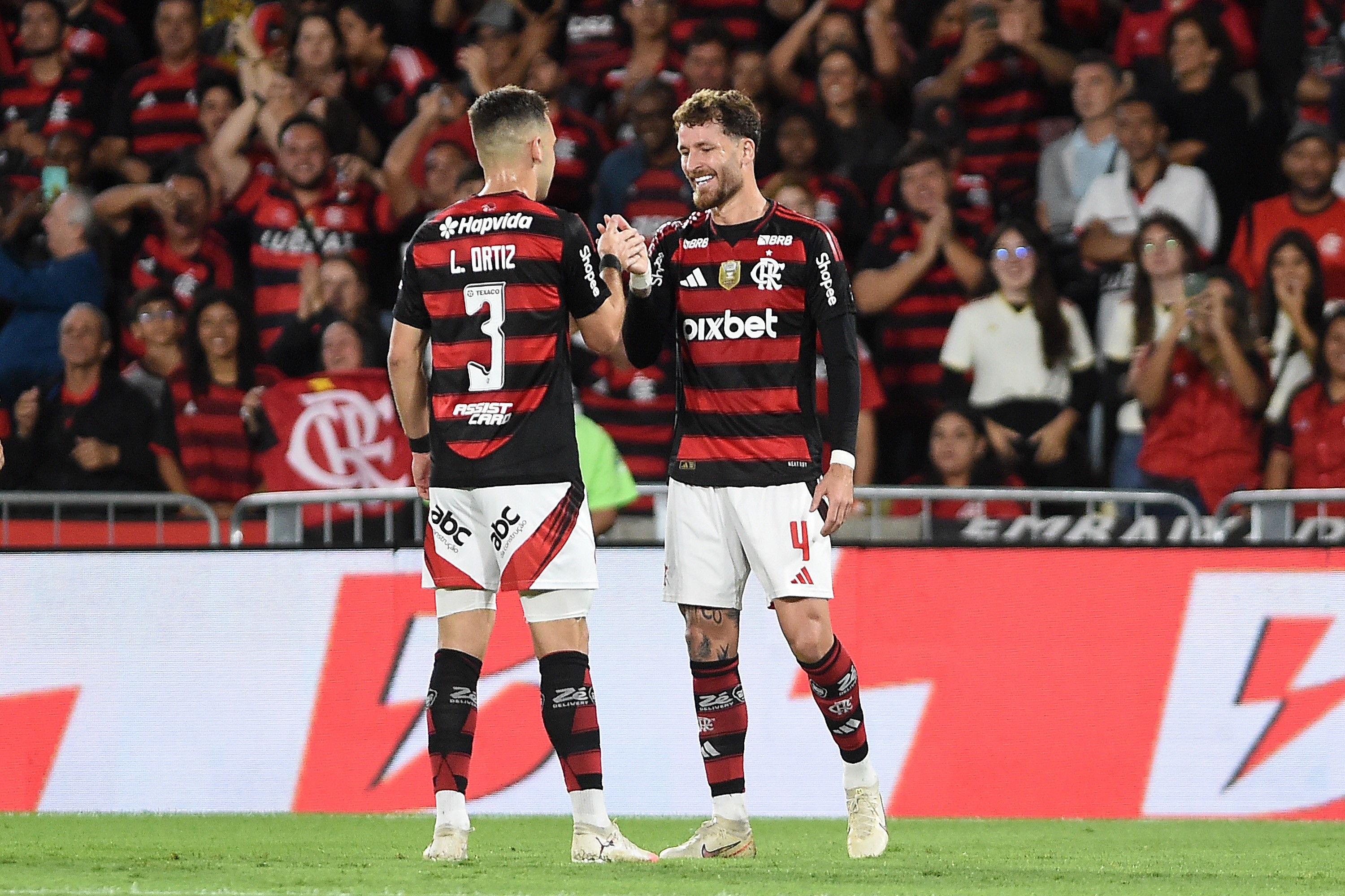 DUPLA IMBATÍVEL! Léo Ortiz e Léo Pereira criam cumprimento secreto e lideram zaga artilheira do Flamengo!