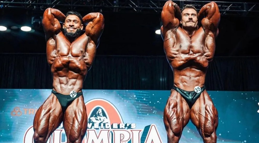 Ramon Dino (esq) e Chris Bumstead (dir) no Mr Olímpia 2023 — Foto: Reprodução / Instagram