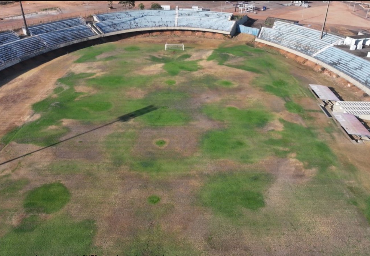 Gramado do Estádio Domingos Santos, em Palmas, com aparência de deserto e manchas.