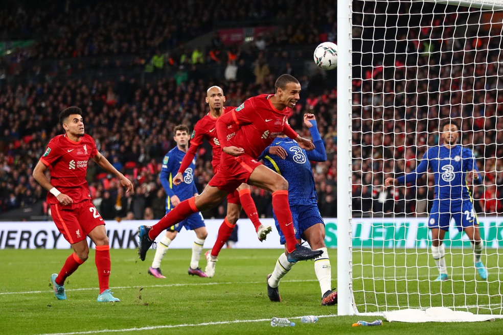 Joel Matip tem gol pelo Liverpool contra o Chelsea anulado após revisão do VAR — Foto: Getty Images