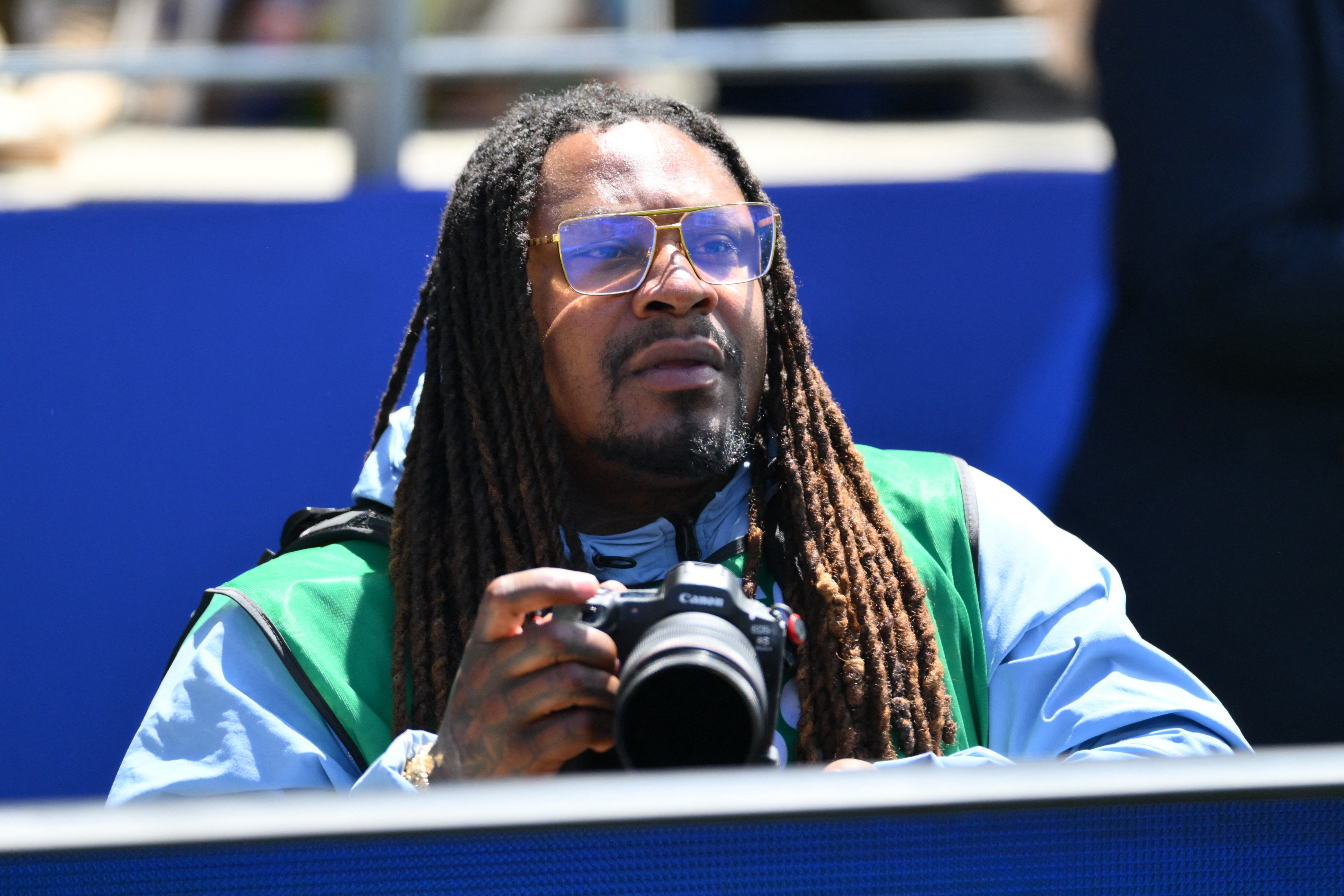 Ex-jogador da NFL vira fotógrafo na Copa do Mundo em jogo entre EUA e Austrália