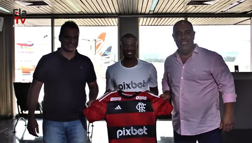 De La Cruz posa com a camisa do Flamengo ao lado de Spindel e Braz — Foto: Reprodução / FlaTV