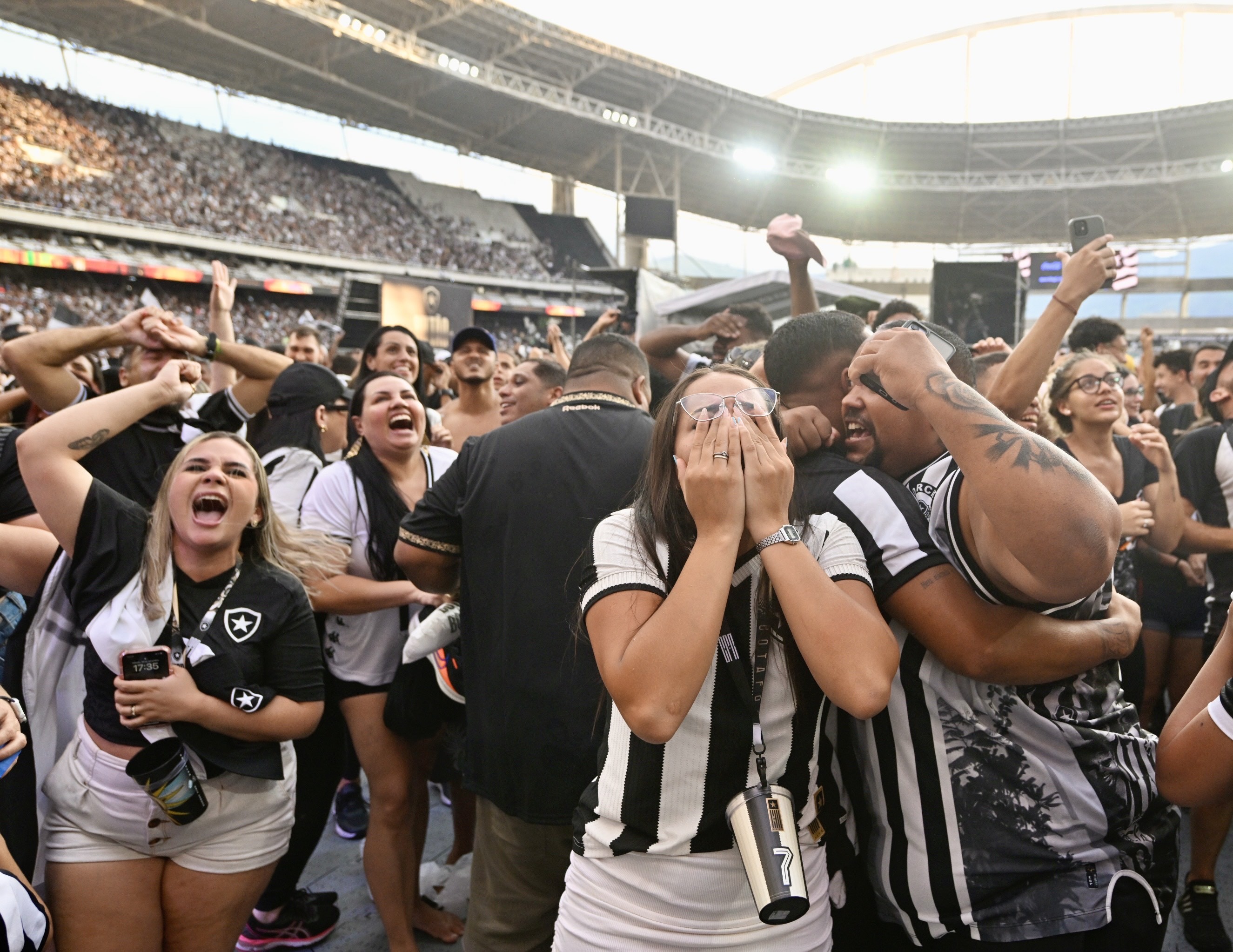 Veja as reações da torcida do Botafogo no Nilton Santos durante a final ...