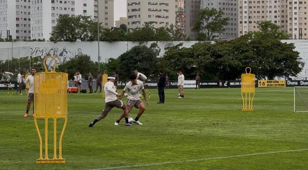 Memphis em lance com Caetano em treino do Corinthians — Foto: Emilio Botta