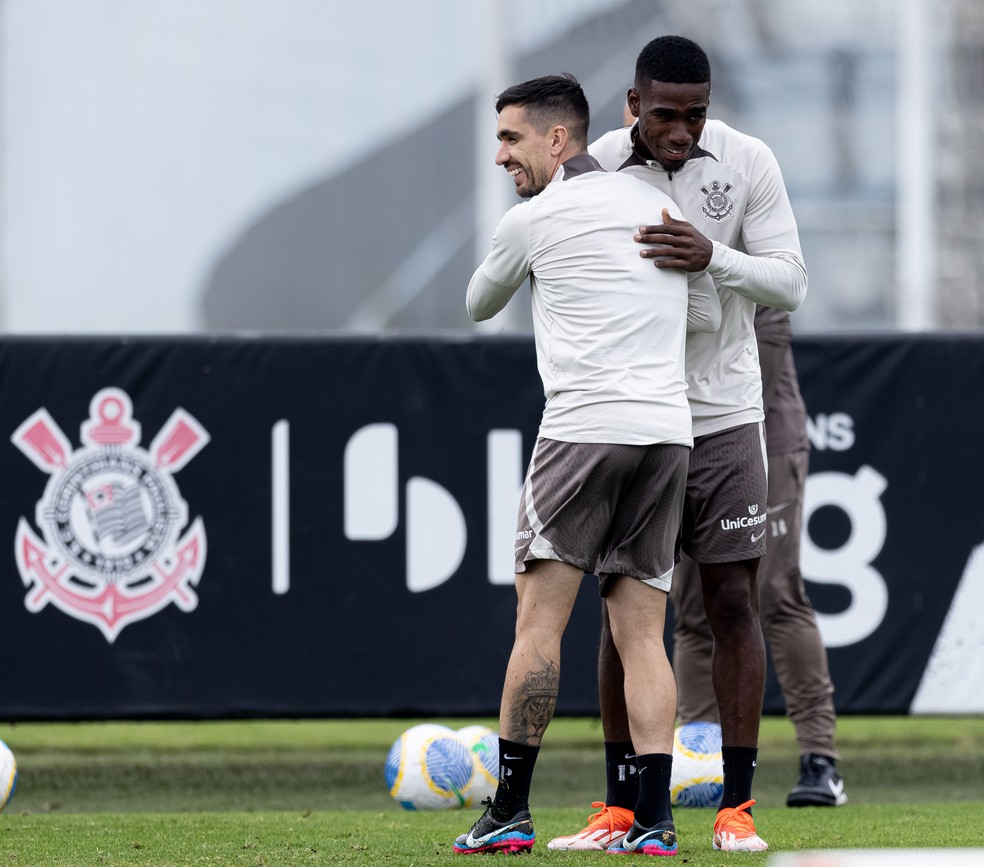 Félix Torres brinca com Igor Coronado durante treino do Corinthians — Foto: Rodrigo Coca/Ag. Corinthians
