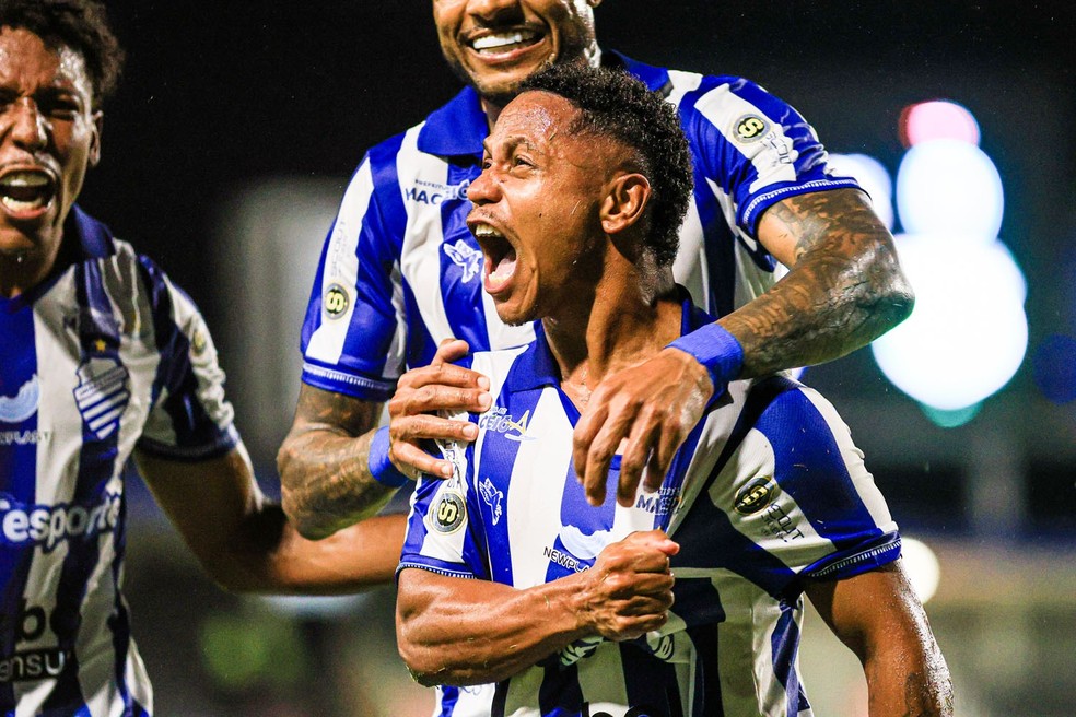 Baianinho comemora gol do CSA