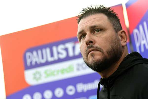 Técnico interino adverte: Corinthians precisa escapar do rebaixamento, sem iludir a torcida.