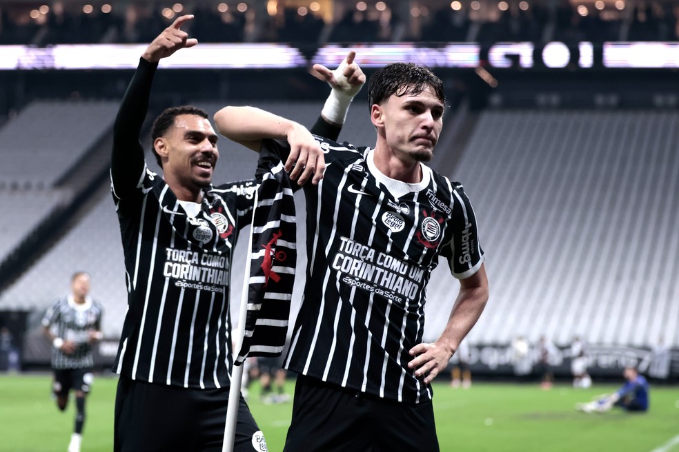 Gol de Breno Bidon em Corinthians x S&atilde;o Paulo &mdash; Foto: Marcello Zambrana/AGIF
