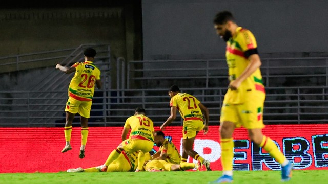 Jogadores do Brusque comemora gol de Ianson no último lance do jogo contra o CRB