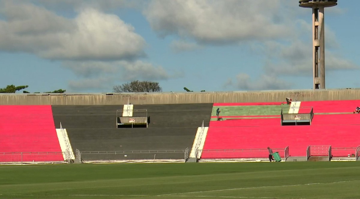 Estádio Almeidão começa a ser pintado antes de jogo do Flamengo; Governo fala em cores da Paraíba