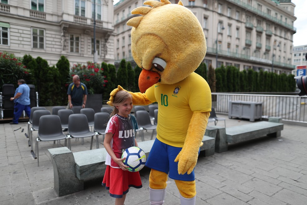 Canarinho Pistola sai pelas ruas de Viena e faz sucesso com a criançada  local, seleção brasileira