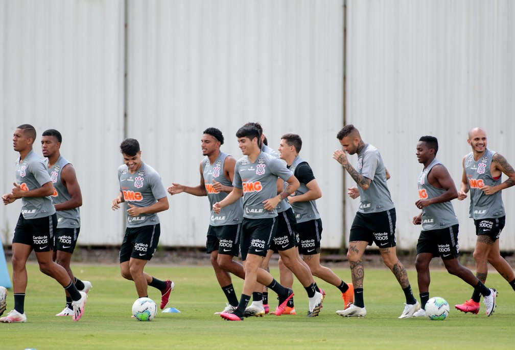 Lucas Piton faz primeiro treino com o elenco do Corinthians após