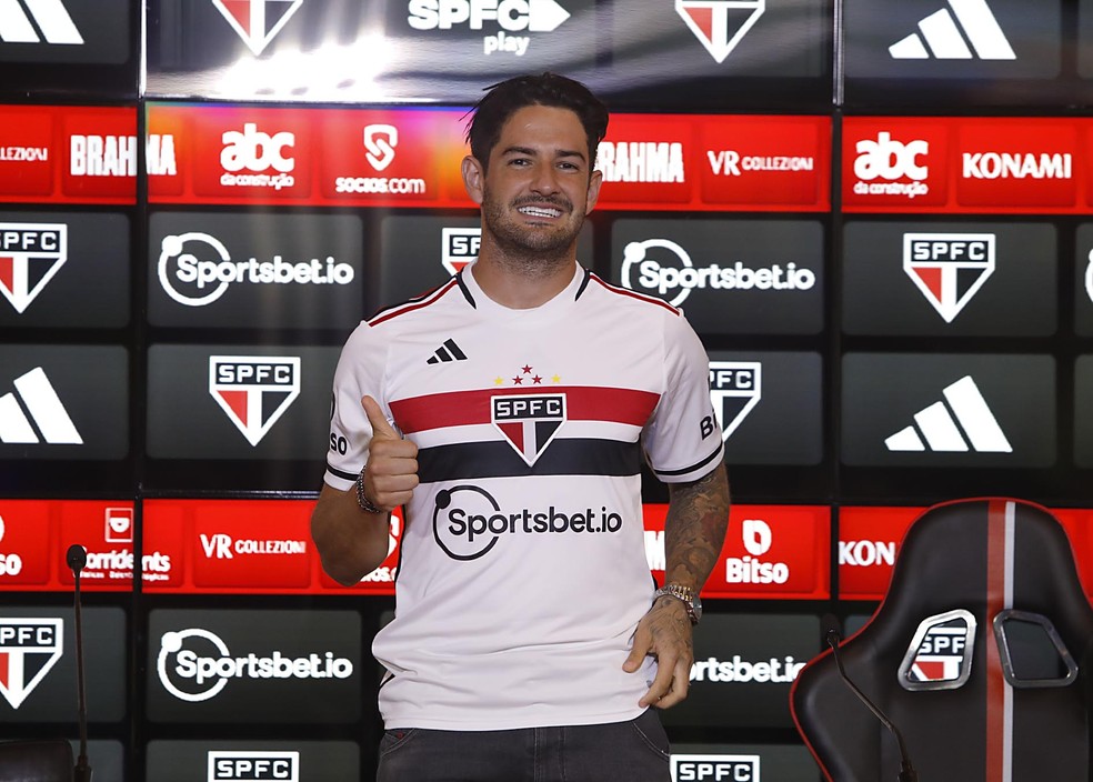 Alexandre Pato é apresentado no São Paulo — Foto: Rubens Chiri / saopaulofc.net 