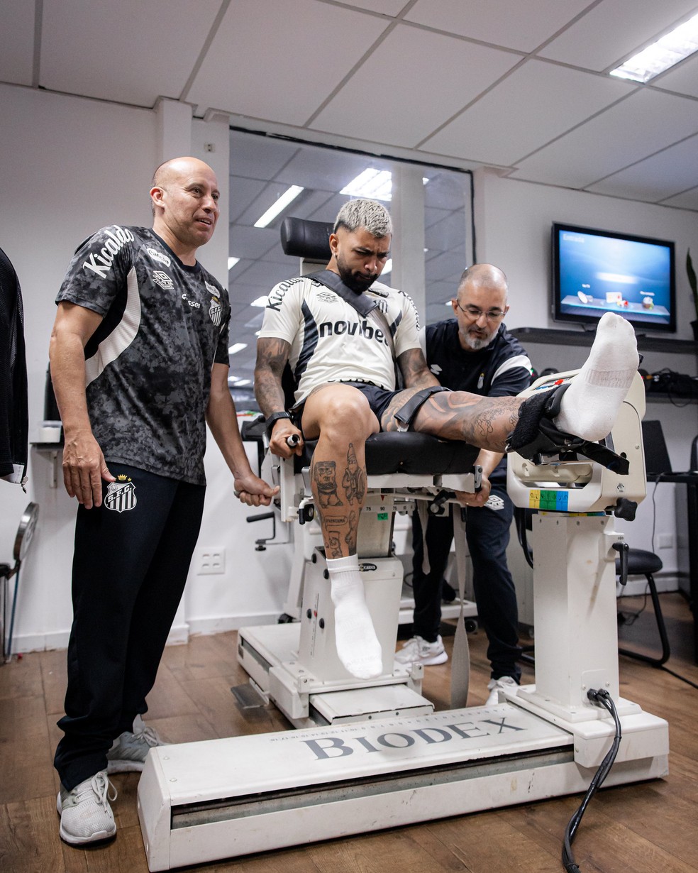 Gabigol passa por testes físicos no CT - Santos treina sem quatro