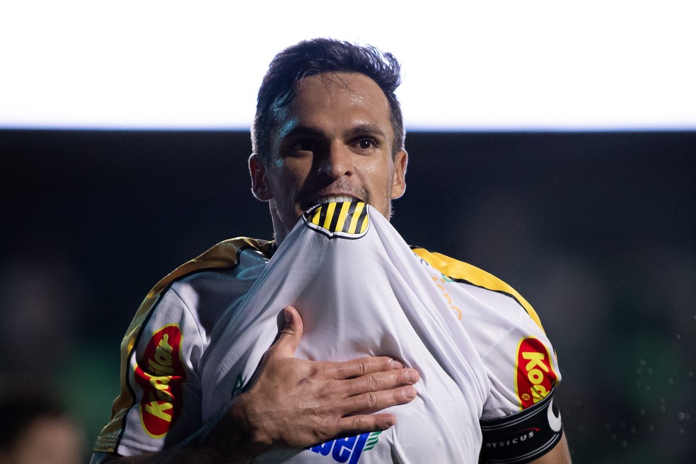 Robson comemora seu gol pelo Novorizontino contra o Goiás da Serrinha — Robson no Novorizontino