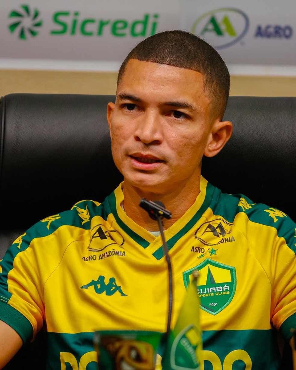 Marlon foi apresentado no CT Manoel Dresch — Foto: AssCom Dourado