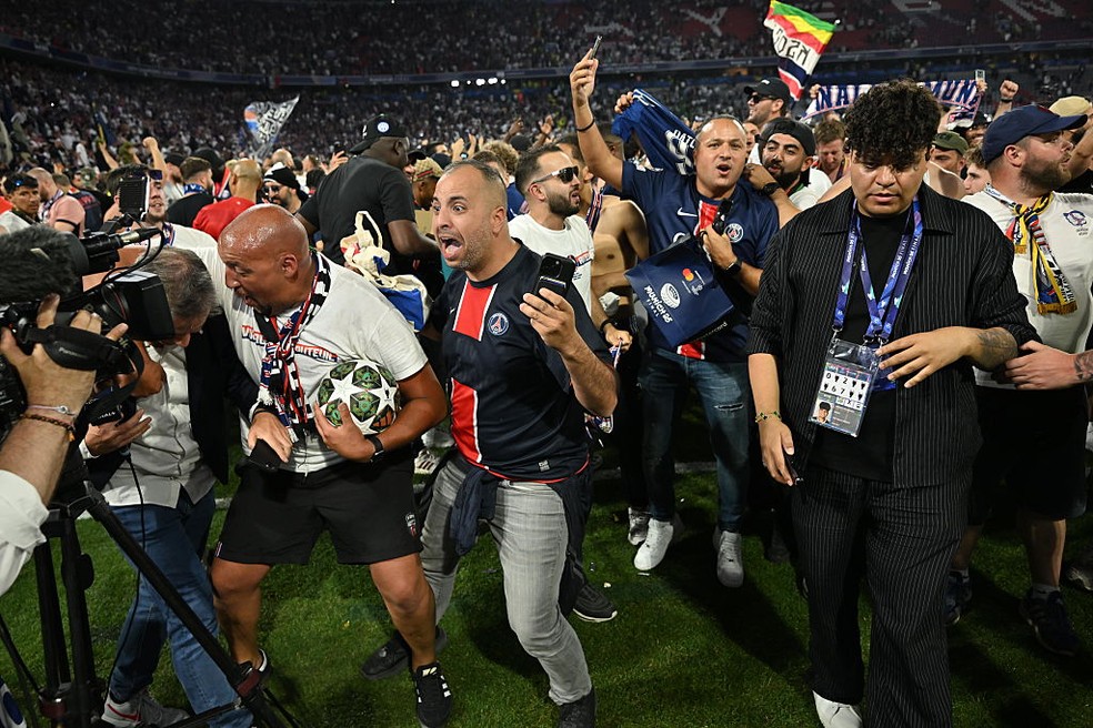 Torcida do PSG invade gramado da Allianz Arena — Foto: Mustafa Yalcin/Anadolu via Getty Images
