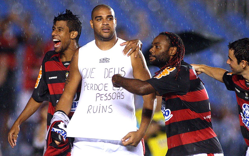 Adriano comemora um gol pelo Flamengo em 2010 — Foto: vipcomm