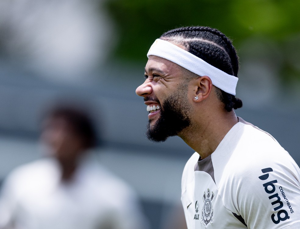 Memphis sorri durante o treinamento desta sexta-feira — Foto: Rodrigo Coca/Ag. Corinthians