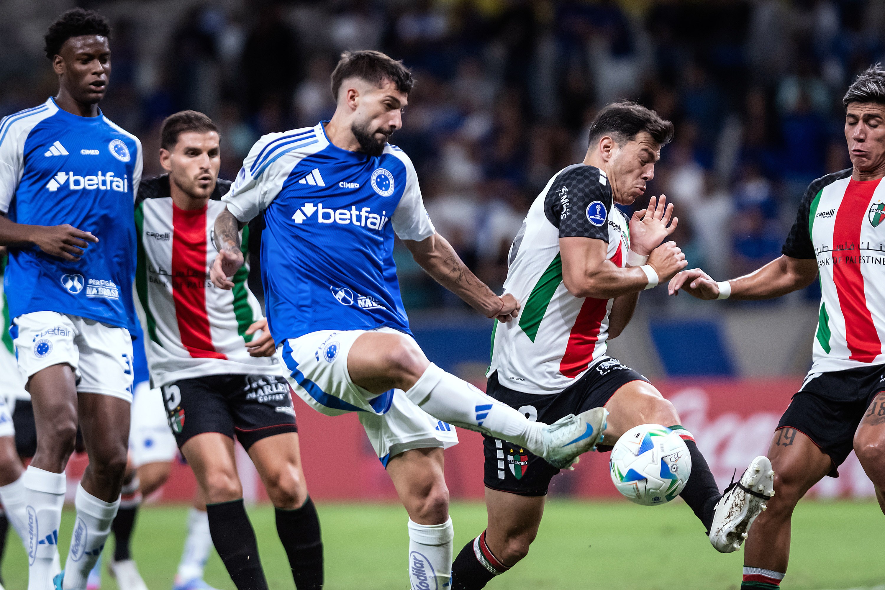 Destaques: Cruzeiro vence Palestino por 2 a 1 na Sul-Americana.
