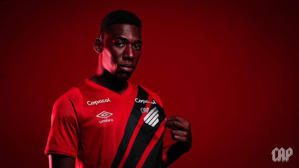Athletico-PR anuncia a contratação do zagueiro Léo, ex-Vasco | Ge