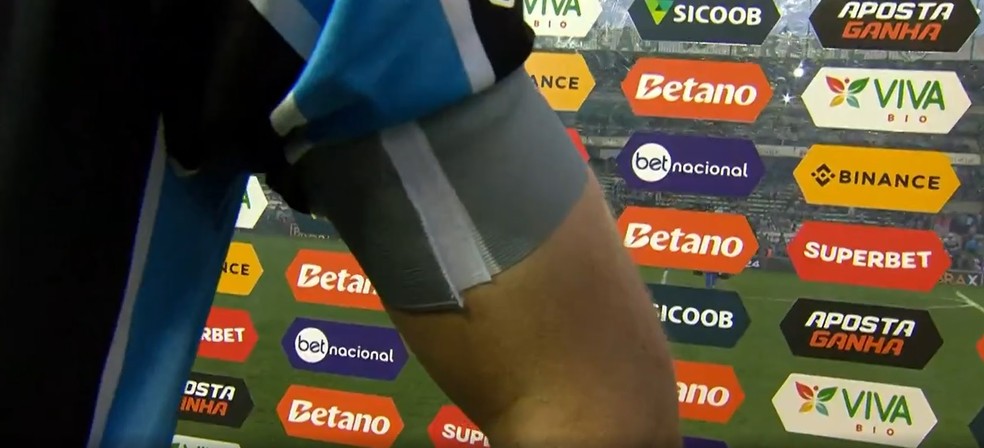 Braçadeira prateada do Grêmio — Foto: Reprodução