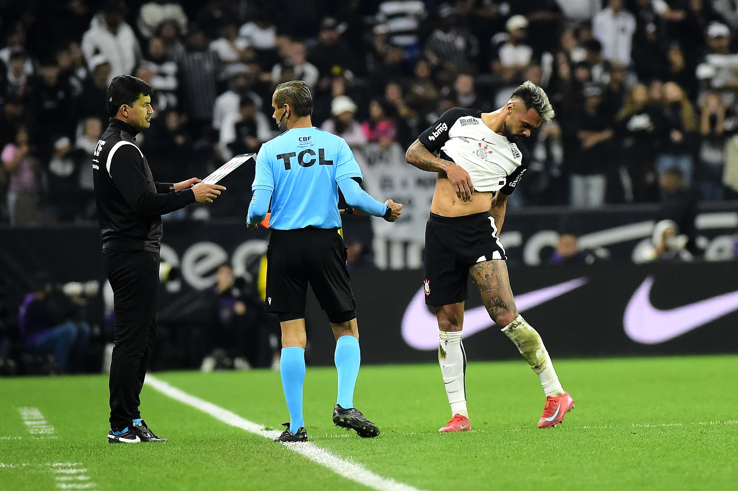 TITULAR DE FORA! Volante do Corinthians sofre lesão na coxa e vira desfalque para Dorival