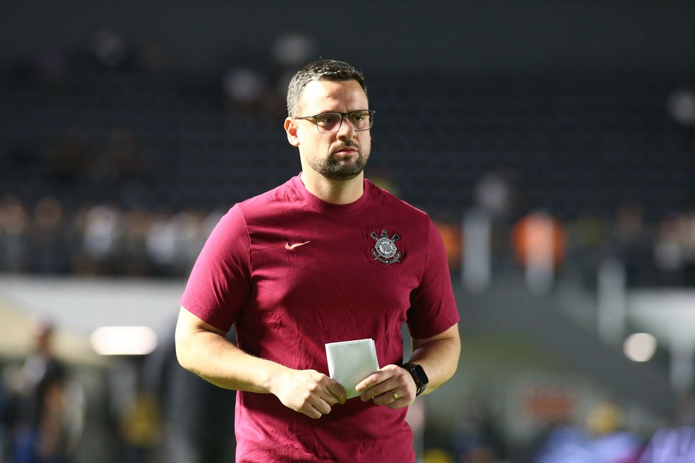 Lucas Silvestre em ação durante a partida entre Santos e Corinthians