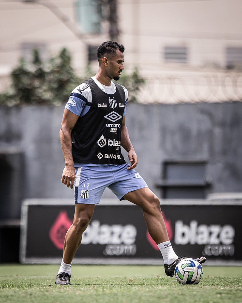 Zagueiro Derick durante treino do Santos — Foto: Raul Baretta/ Santos FC