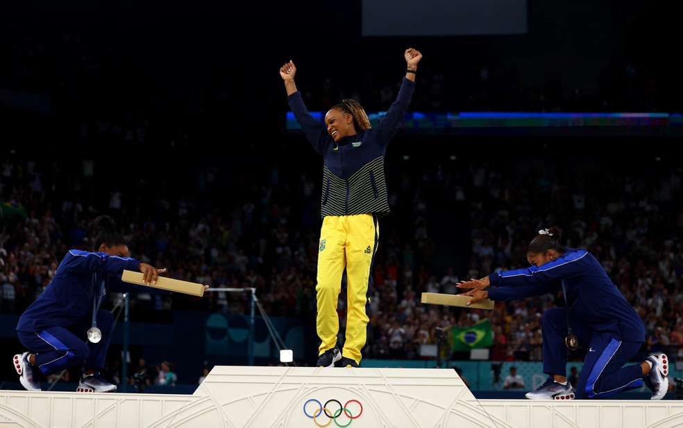 Rebeca Andrade é reverenciada pelas americanas Simone Biles e Jordan Chiles — Foto: Reuters