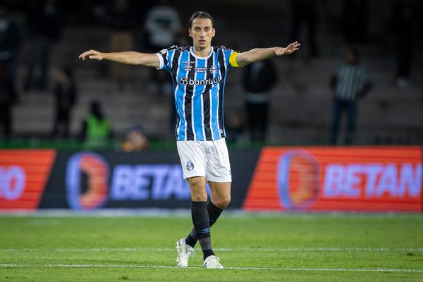 Pepê e Geromel deixam vitória do Grêmio com problemas musculares e preocupam