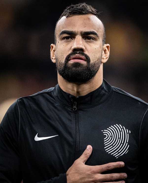 Cruzeiro recebe Fabrício Bruno nos EUA para assinatura de contrato de futebol.