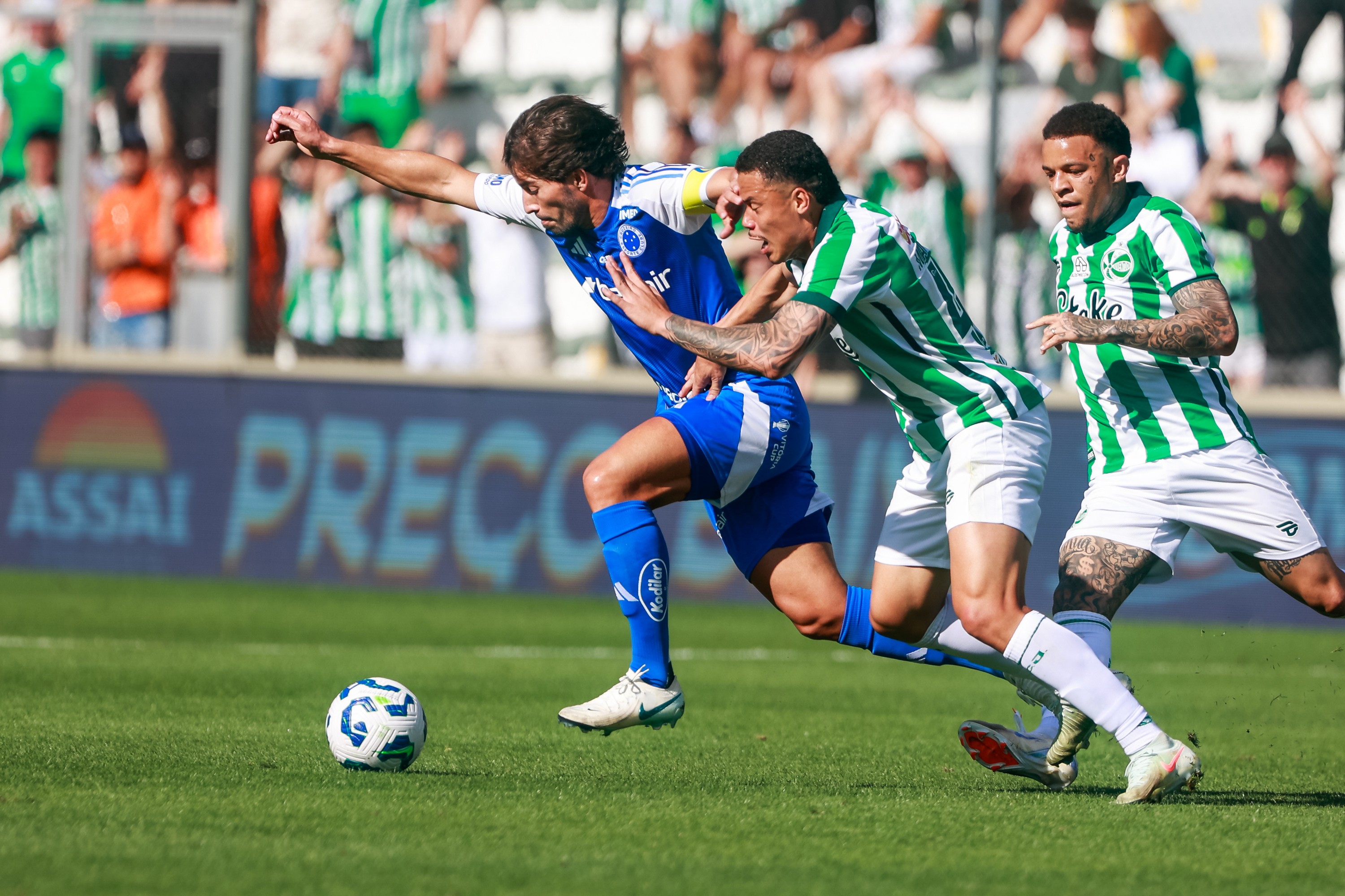 Cruzeiro desperdiça oportunidade e sofre três gols após sete meses sem conceder.