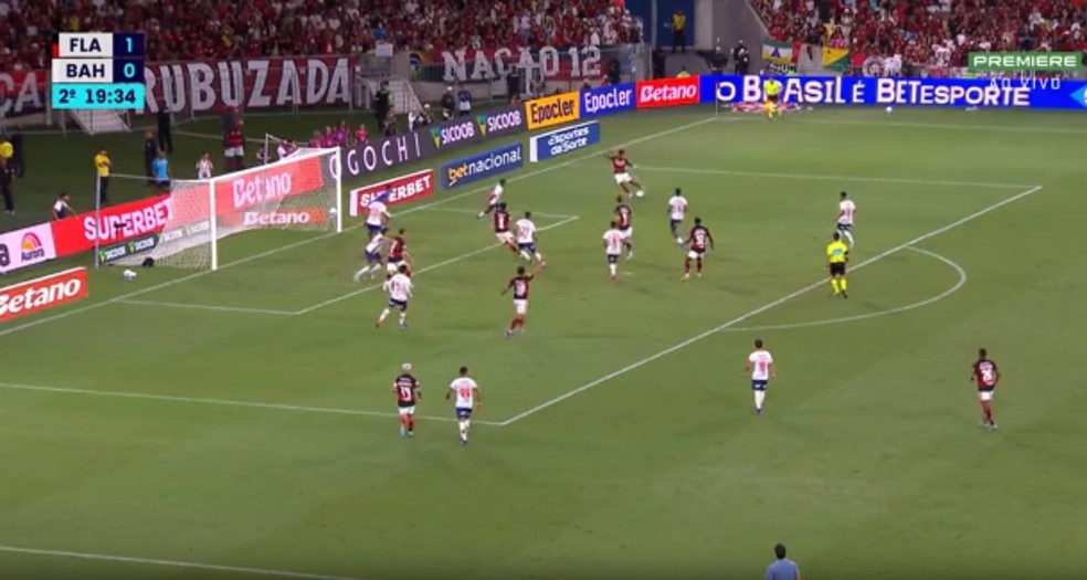 Plata poderia ter tocado para Pedro em Flamengo x Bahia � Foto: Reprodu��o / Premiere