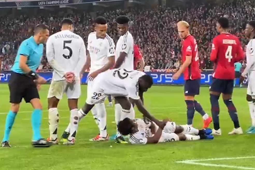 Endrick deita em posição errada atrás da barreira e recebe "bronca" de árbitro e Rüdiger em Real Madrid x Lille — Foto: Reprodução/TNT Sports