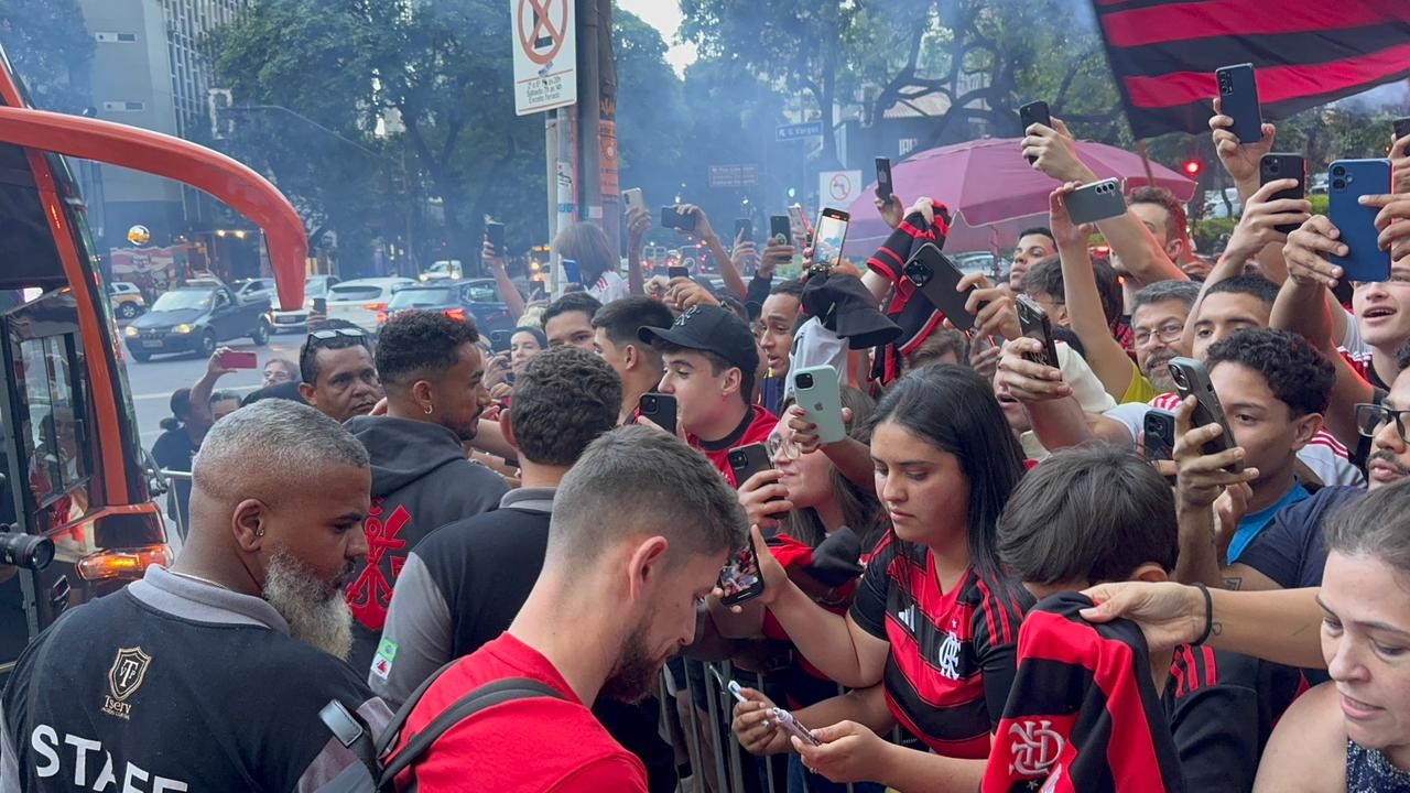Flamengo chega a Belo Horizonte em clima de decisão: título brasileiro em jogo contra o Atlético-MG