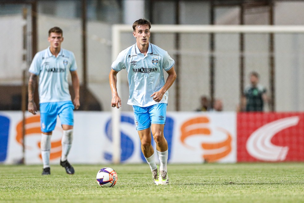 Grêmio recebe sondagem por volante da base após Copinha