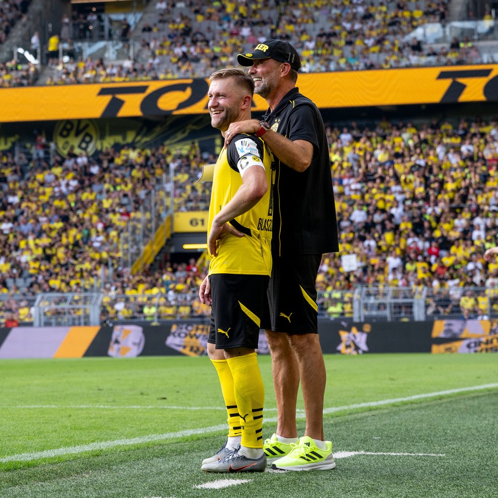 Klopp criticado por fãs do Dortmund Jakub Blaszczykowski e Jürgen Klopp em jogo festivo do Borussia Dortmund no Signal Iduna Park — Foto: Divulgação / Borussia Dortmund 