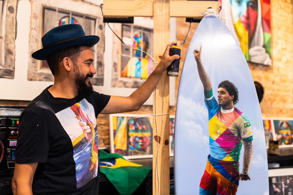 Gabriel Medina é homenageado por Kobra em pintura realizada na prancha de surfe — Foto: Divulgação
