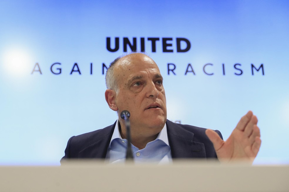 Javier Tebas durante entrevista coletiva da LaLiga sobre casos de racismo contra Vinicius Junior — Foto: EFE