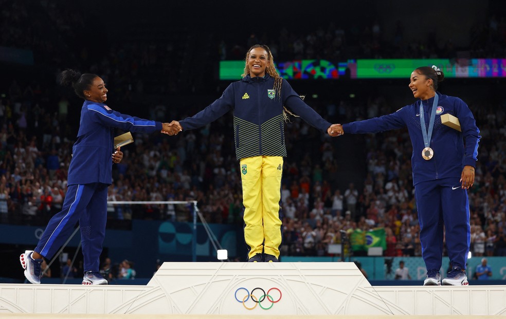 Rebeca Andrade é reverenciada por Biles e Chiles no solo nas Olimpíadas — Foto: Reuters