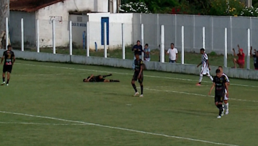 Atleta desmaia em campo após suspeita de princípio de infarto durante partida da Série D — Foto: Rede Clube