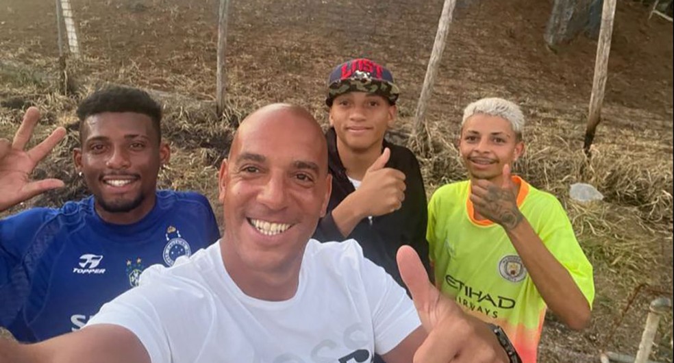 Técnico do Cruzeiro, Pepa visitou campo de futebol amador nesta terça — Foto: Reprodução/Instagram