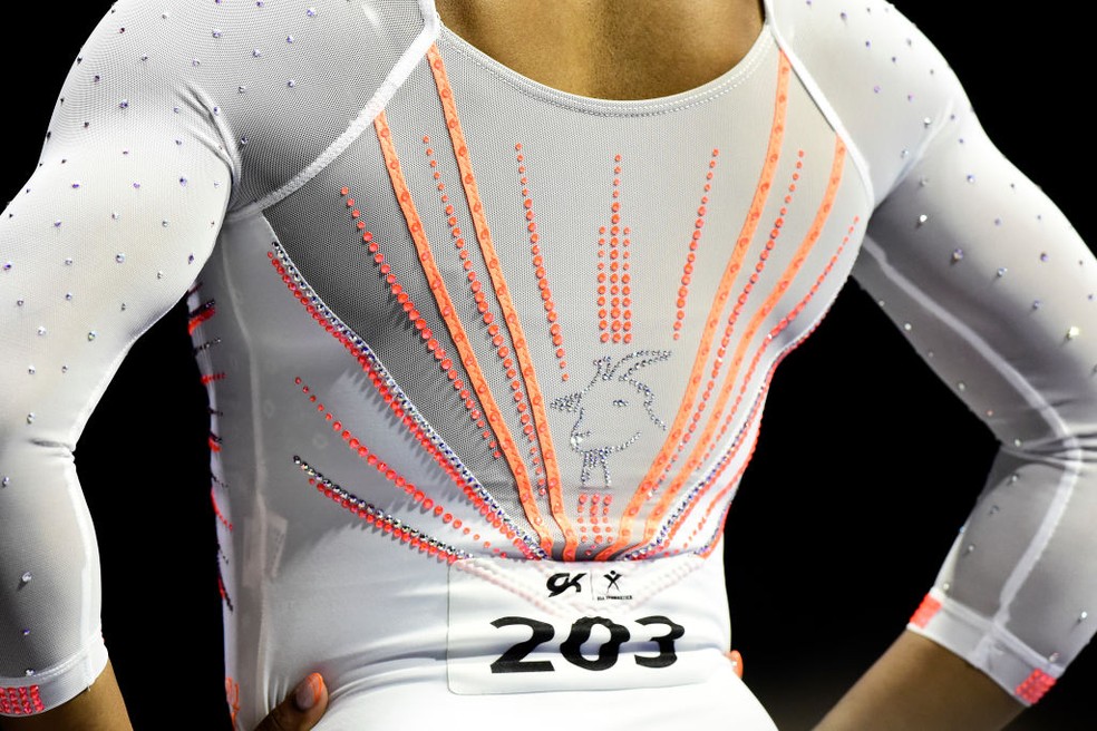 Simone Biles usa collant com imagem de cabra, símbolo de melhor de todos os tempos — Foto: Emilee Chinn/Getty Images