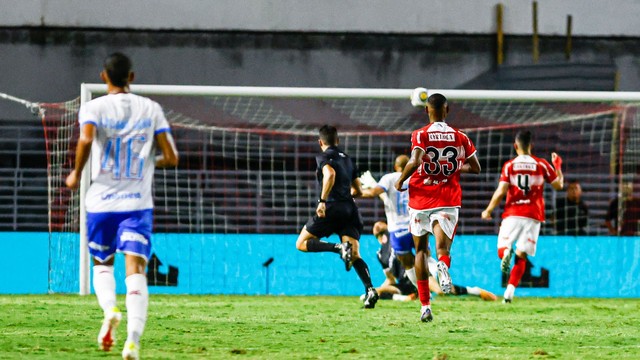  Thaciano tira do goleiro do CRB e marca um belo gol no Rei Pelé