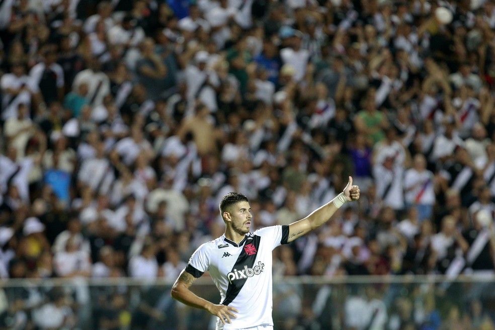 Dinheiro da venda de Pedro Raul vai ajudar o Vasco a contratar — Foto: Daniel Ramalho / CRVG