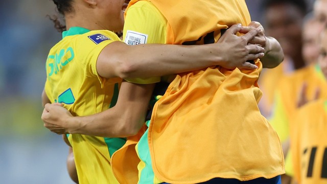 Jogadoras do Brasil comemoram o gol marcado por Aline Gomes contra o Canadá