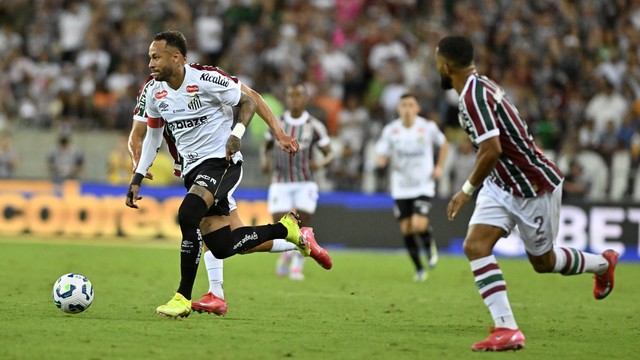 Neymar em campo contra o Fluminense